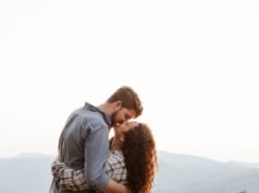 किस डे 2024: kiss day shayari in hindi, एक रोमांटिक और प्यार भरा दिन kiss day shayari in hindi