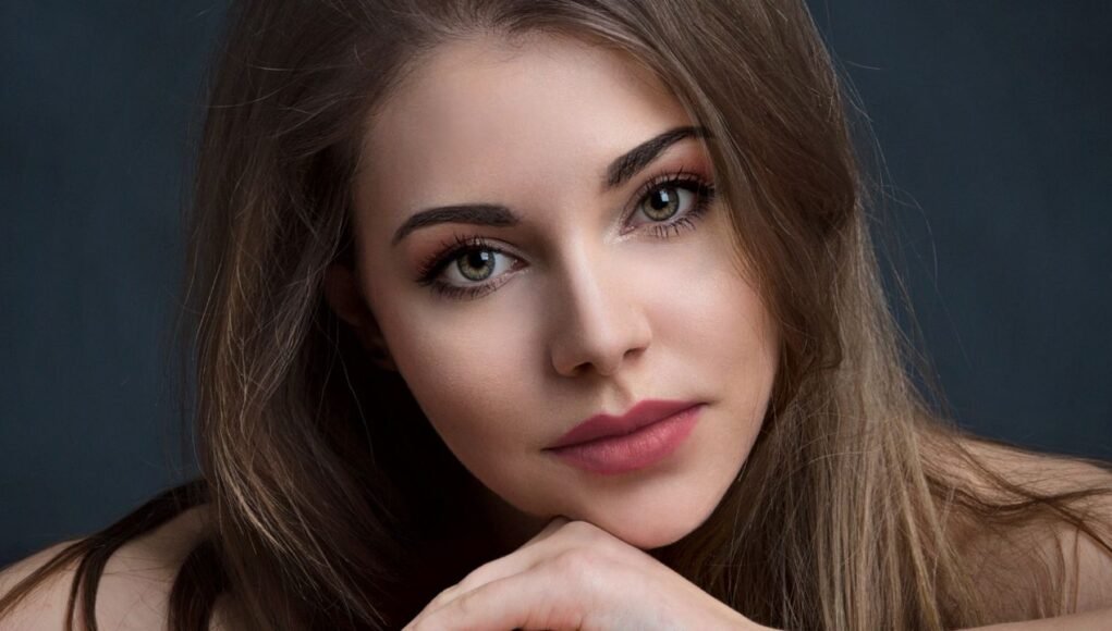 चेहरे की सादगी पर शायरी: sadgi sunder chahare ki hindi sayari 2 line