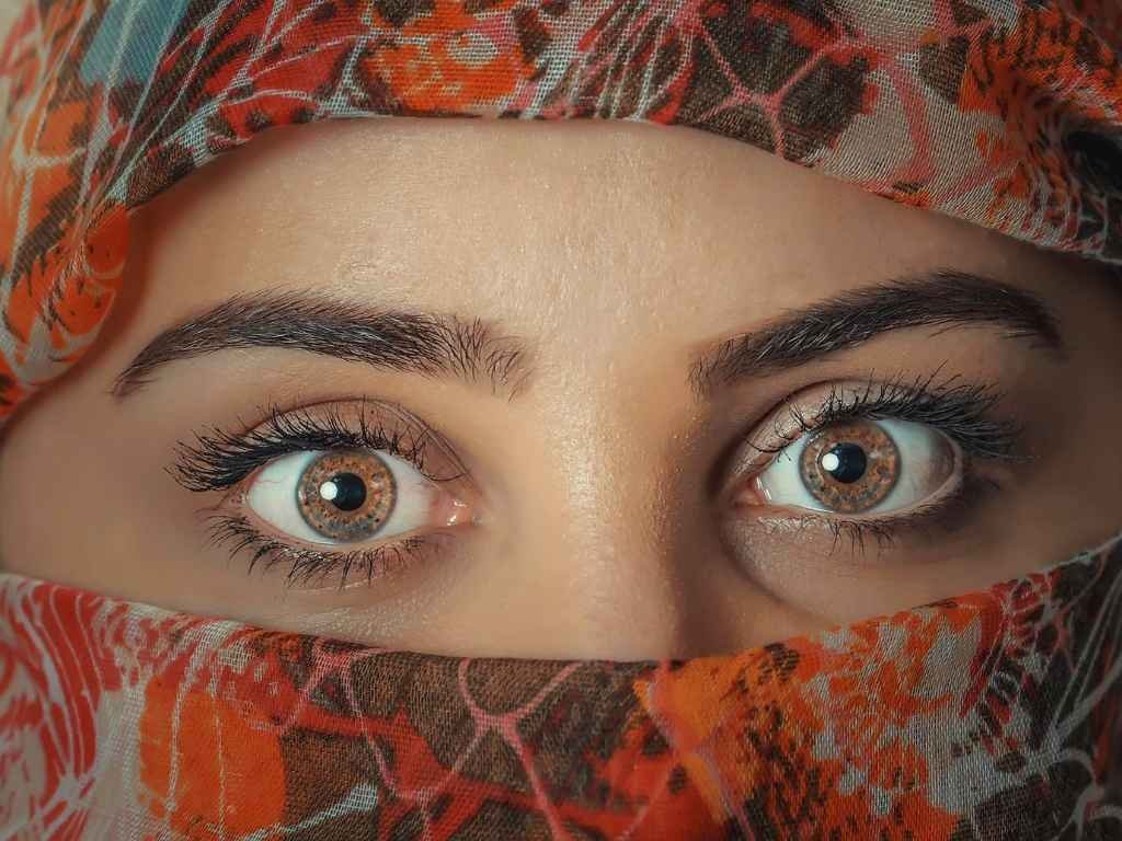 Katil nigahen shayari 2 line in hindi, jo dil ko chhoo jaye. Padhne ke baad aap bhi inka jaadu mehsoos karenge